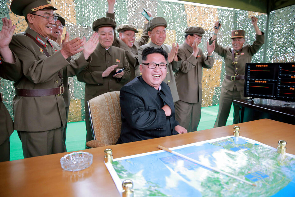 North Korean leader Kim Jong-un has supervised the test of a new anti-aircraft weapon system and ordered its mass production and deployment throughout the country, the state news agency reported on Sunday (28/05), after weeks of defiant ballistic missile tests. (Reuters Photo/KCNA)