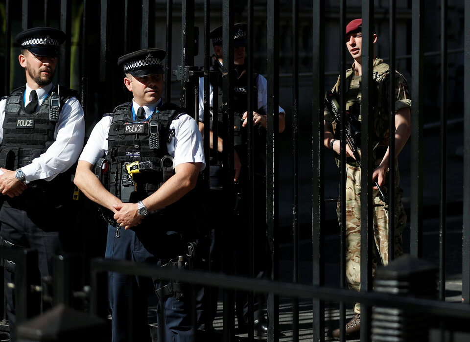 British police said they had arrested two men on Saturday (27/05) as they stepped up their efforts to capture a suspected network behind the suicide bomber who killed 22 people in Manchester earlier this week.  (Reuters Photo/Peter Nicholls)