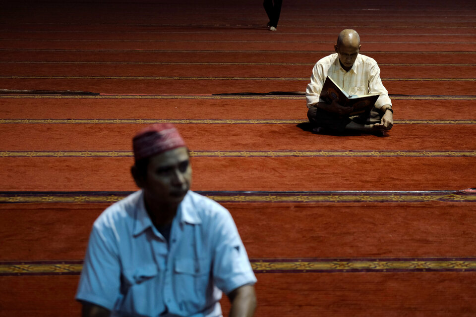 An Indonesian Muslim reads the Koran to mark the first day of the fasting month of Ramadan at Istiqlal Mosque in Jakarta, Indonesia, May 26, 2017. (Reuters Photo/Beawiharta)