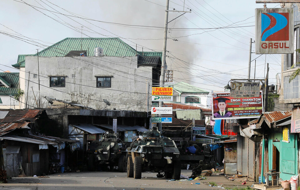 The Philippine city of Iligan was overflowing with evacuees and on lockdown on Monday (29/05) over fears Islamist militants had sneaked out of nearby Marawi, where troops were battling to drive out gunmen holed up in buildings for a seventh day. (Reuters Photo/Erik De Castro)