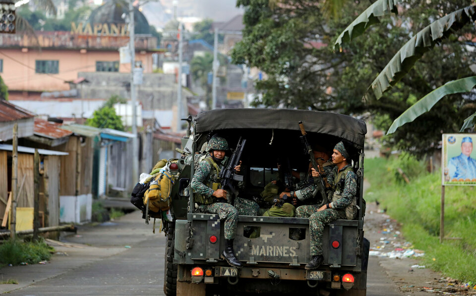 Philippine Marines ride in a military vehicle as they advance their position in Marawi City, Southern Philippines, on May 30, 2017. (Reuters Photo/Erik De Castro)