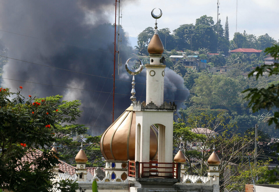 Smoke billows at the site of fighting between government soldiers and Maute group, near a mosque in Marawi City in southern Philippines in May 2017. (Reuters Photo/Erik De Castro)
