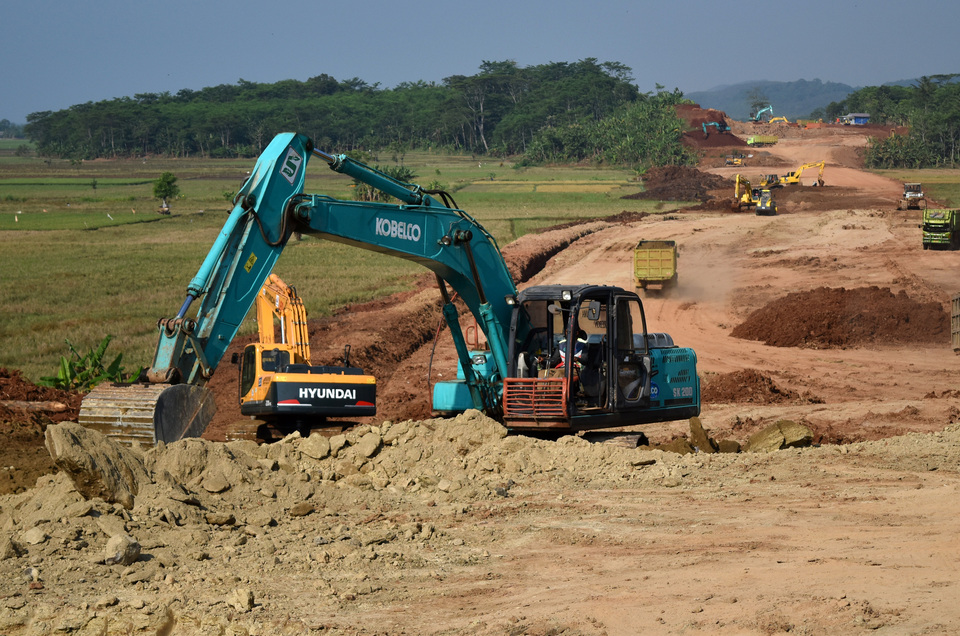 State-controlled construction company Waskita Karya has secured a Rp 3.2 trillion ($240 million) syndicated loan from a group of local and international banks to finance the construction of the Pemalang-Batang toll road in Central Java. (Antara Photo/Aditya Pradana Putra)