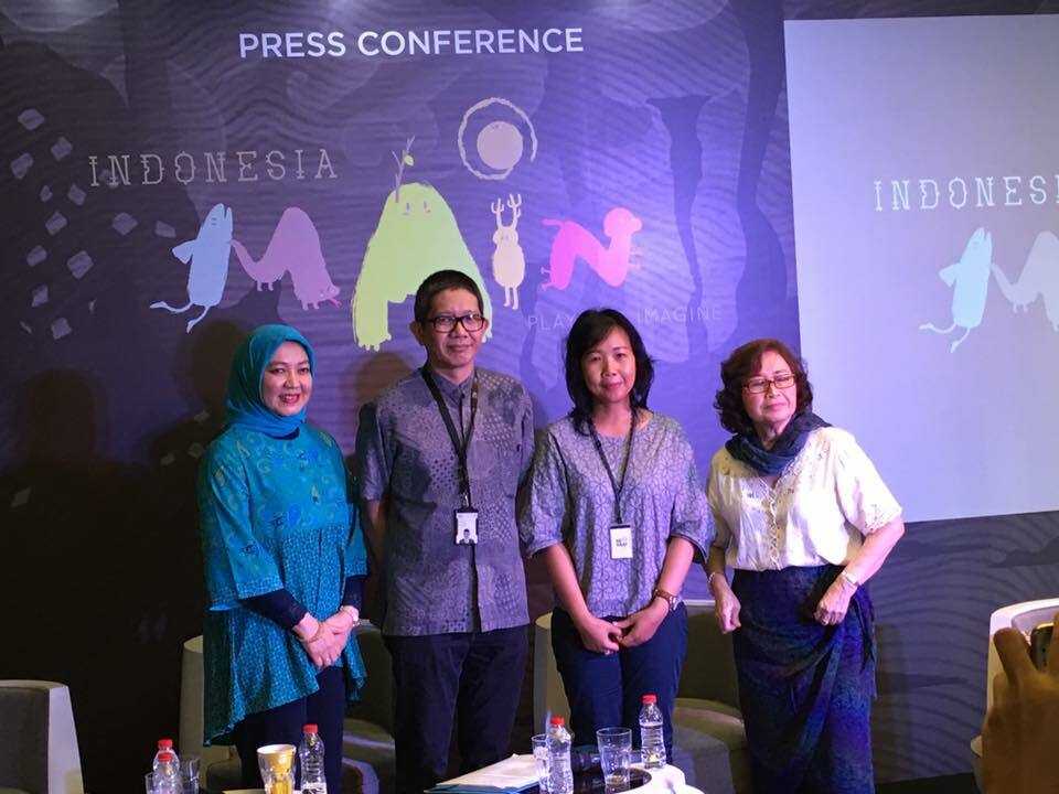 Rosidayati Rozalina, left, head of Indonesian Publishers Associations, or IKAPI, Ricky Joseph Pesik of Bekraf and AFCC board adviser Murti Bunanta  speak at YELLO Hotel Harmoni in Central Jakarta on Tuesday (02/05). (JG Photo/Diella Yasmine)