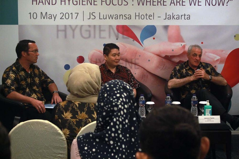From left, Stephan Soyka, President Director B. Braun Medical Indonesia, Dr. Ronald Irwanto, Secretary General of INASIC and Prof. Didier Pittet speaks in a media briefing on preventing infection through the practice of "Hand Hygiene" in Jakarta, May 10, 2017.B.Braun Medical Indonesia in cooperation with the Indonesian Society of Infection Control (INASIC) and the World Health Organization (WHO) organized One Day National Symposium "Hand Hygiene Focus - Where are We Now", a seminar on local and international hand hygiene standards for the Infection Control Program PPI) Nosocomial infections.JG Photo/ Yudhi Sukma Wijaya