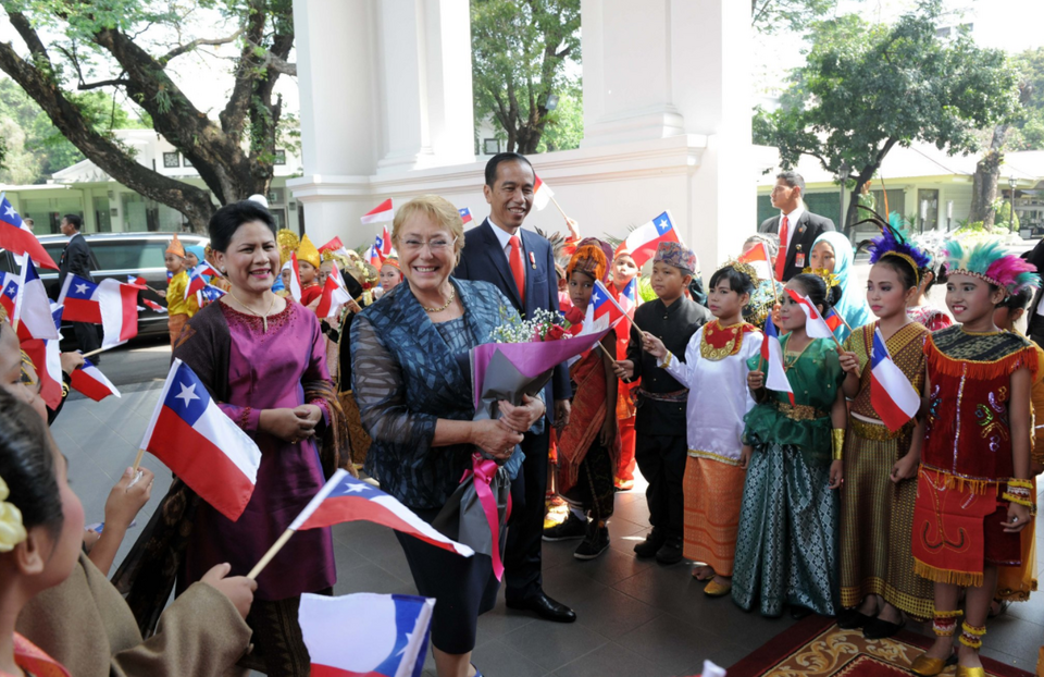 President Joko 'Jokowi' Widodo, center, meets Chilean President Michelle Bachelet in Jakarta on Friday (12/05). (Photo courtesy of the Cabinet Secretary)