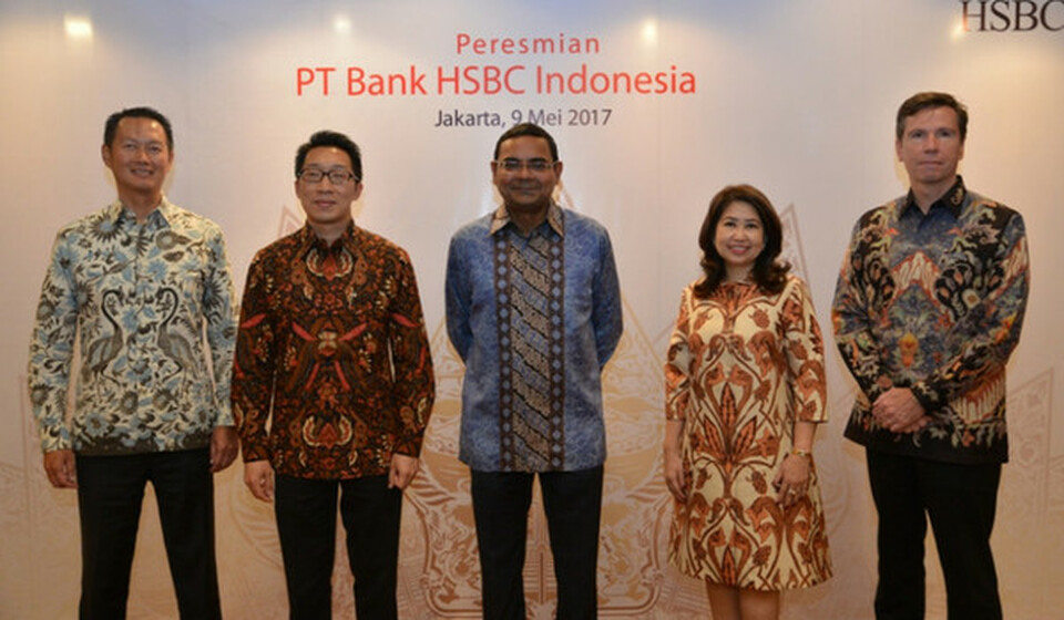 Bank HSBC Indonesia executives pose for a photo after a press conference in Jakarta on Tuesday (09/05). (Majalah Investor Photo)