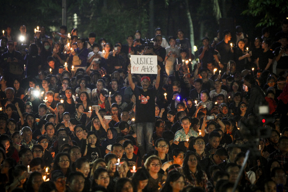 Protesters hold a candlelight vigil at Proklamasi Monument in Central Jakarta on Wednesday (10/05). (JG Photo/Yudha Baskoro)