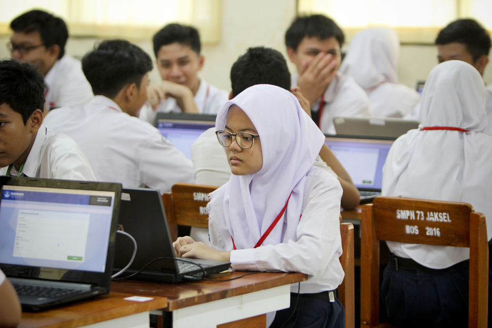 A middle school student prepared to take the computer-based national exam. (JG Photo/Yudha Baskoro)