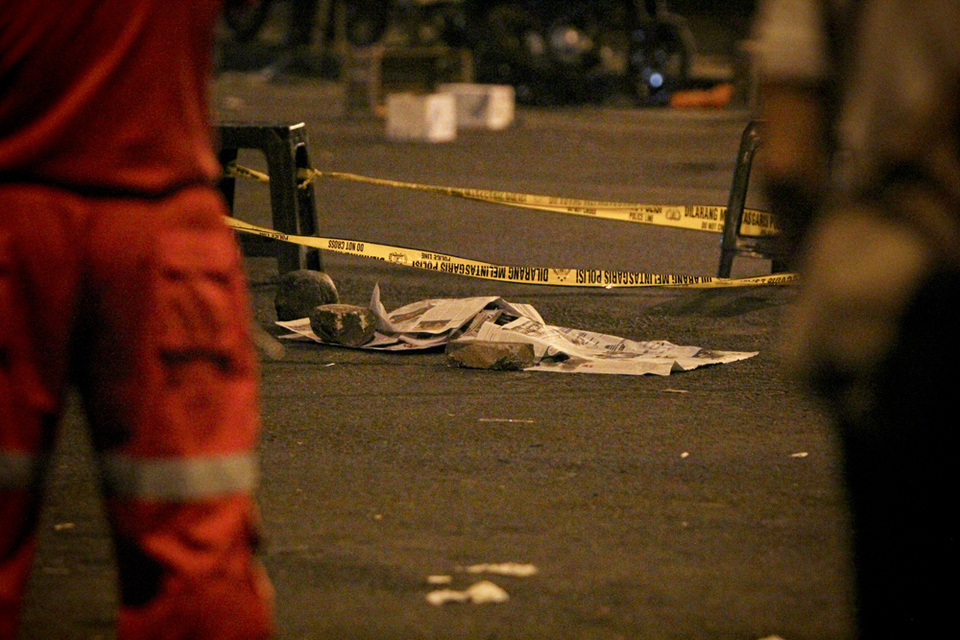 A body on the street after twin explosions rocked a bus terminal in Kampung Melayu, East Jakarta, on May 24, 2017. (JG Photo/Yudha Baskoro)