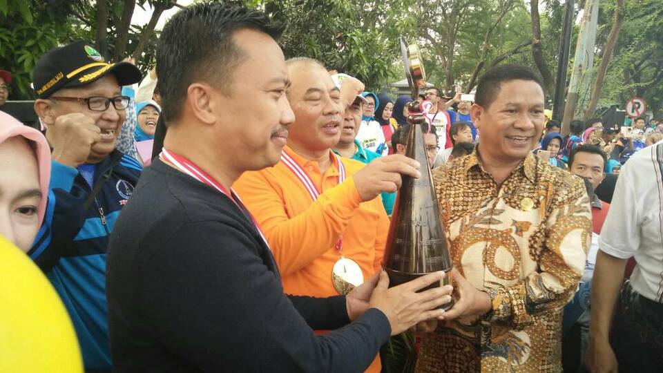 Sports Minister Imam Nahrawi, front right, attending an 'Ayo Olahraga' event in Bekasi, West Java, on Sunday (21/05). (Photo courtesy of the Sports Ministry)