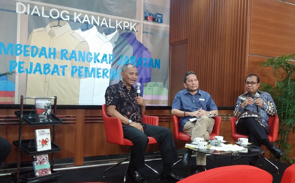 From left to right, KPK chairman Agus Rahardjo, Ombudsman Alamsyah Saragih and Indonesian Civil Service Commission member Waluyo Martowiyoto, speak at the KPK office in Jakarta on Thursday (04/05). (JG Photo/Amal Ganesha)
