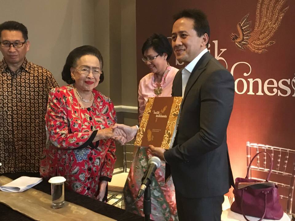 Kartini Muljadi and Creative Economy Agency (Bekraf) chairman Triawan Munaf during the launch of her first book at Gran Mahakam Hotel in South Jakarta on Wednesday (17/05). (JG Photo)