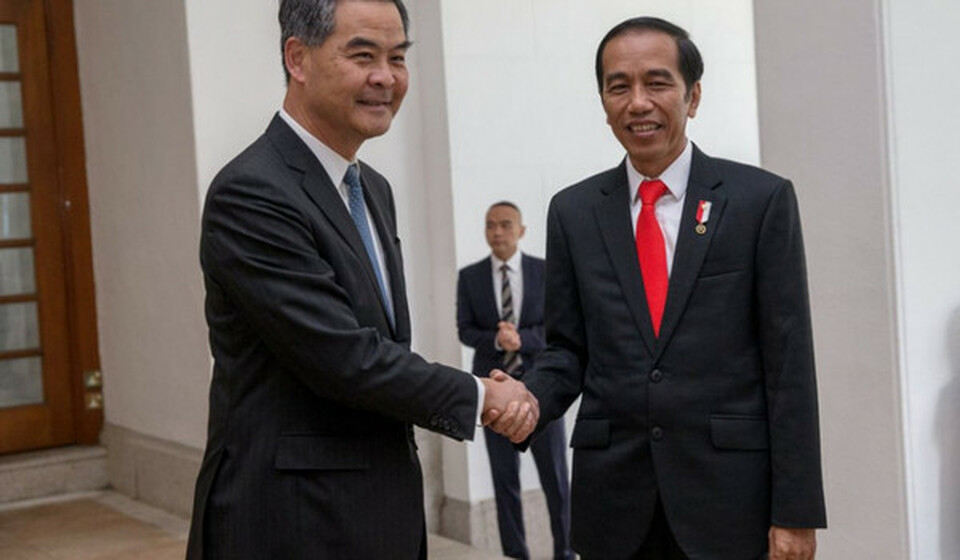 President Joko 'Jokowi' Widodo, right, informed investors about several large business opportunities in Indonesia, especially in the tourism sector, during a business meeting in Hong Kong on Monday (01/05). (B1 Photo)