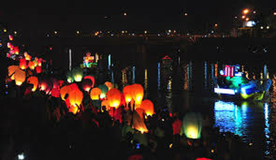 Semarang in Central Java celebrated its 470th anniversary with the release of 4,700 colorful sky lanterns on Thursday night (18/05). (Photo courtesy of Semarangkota.go.id)