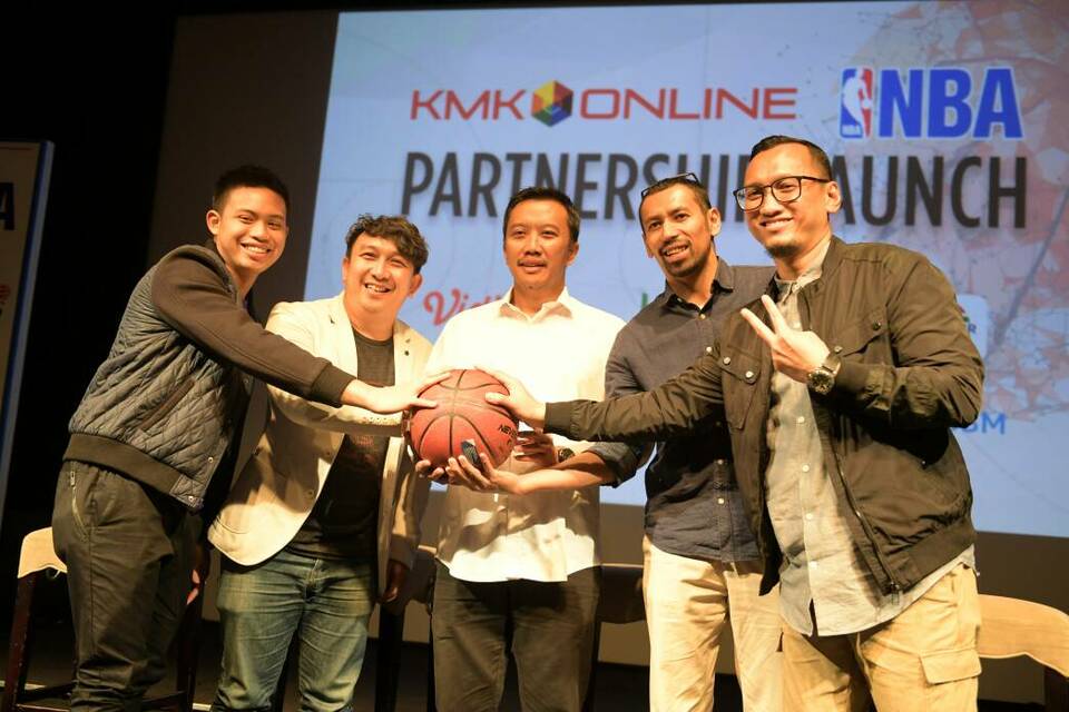 Sports Minister Imam Nahrawi, center, at NBA's partnership launch with Kreatif Media Karya in Central Jakarta on Wednesday (03/05). (Photo courtesy of the Sports Ministry)