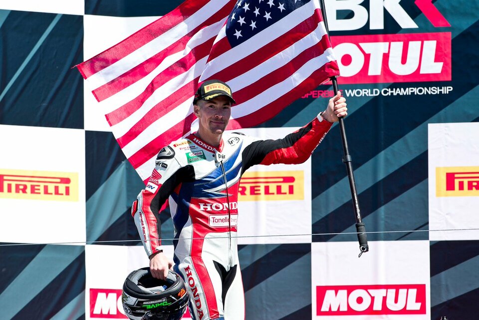 Former MotoGP champion Nicky Hayden has died five days after the American was hit by a car while cycling in eastern Italy, his Honda World Superbike team said in a statement on Monday (22/05).(Photo courtesy of Twitter/Castrol)