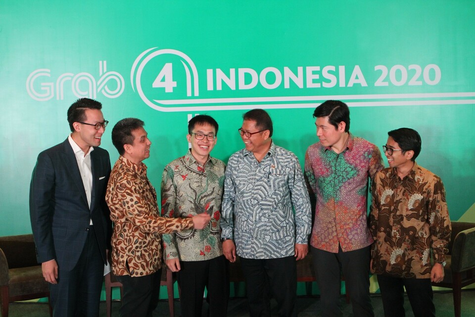 (Left to right) Lippo Group Director John Riady, Grab Indonesia managing director Ridzki Kramadibrata, Kudo chief executive and co-founder Albert Lucius, Communications and Information Technology Minister Rudiantara, Grab chief executive and co-founder Anthony Tan and Kudo chief operating officer and Agung Nugroho at a press conference on Thursday (18/05). (Photo courtesy of Grab Indonesia)