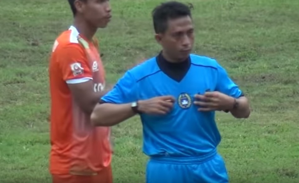 Referee Bambang Sutiono in action during Persis Solo's Liga 2 match against Sragen United in Sragen, Central Java, on Sunday (30/04). (Screengrab from Persis Solo's YouTube channel)