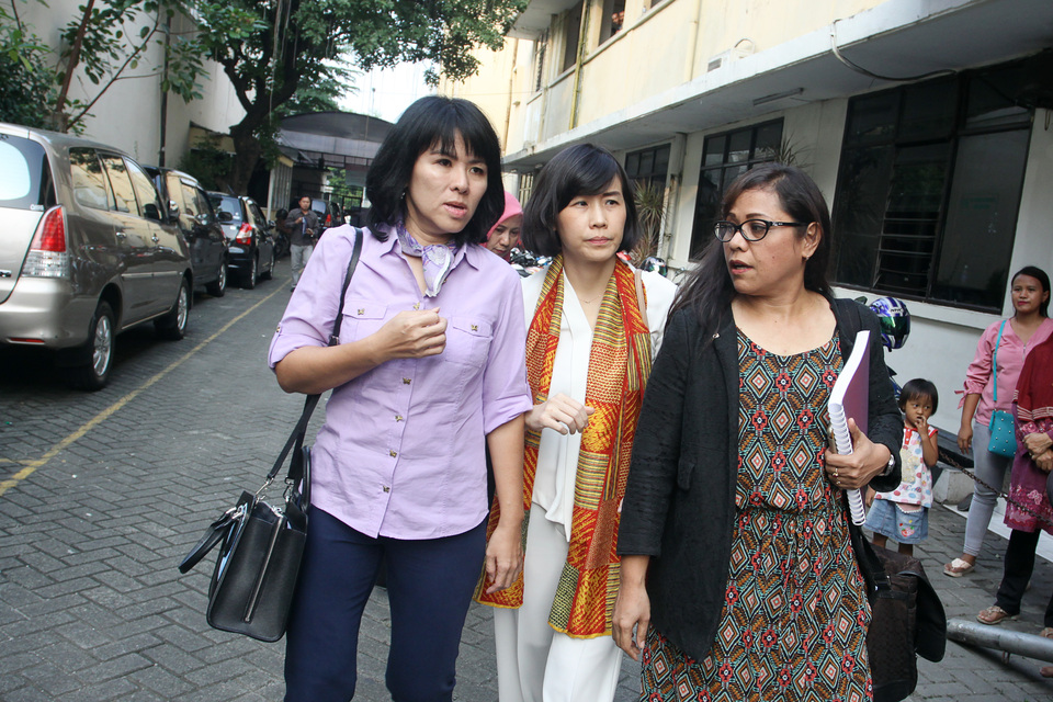 Veronica Tan, center, wife of Basuki 'Ahok' Tjahaja Purnama, accompanied by lawyers Fifi Lety Indra, left, and Josefina Agatha Syukur, arrive at the North Jakarta District Court on Monday (22/05). (Antara Photo/Galih Pradipta)