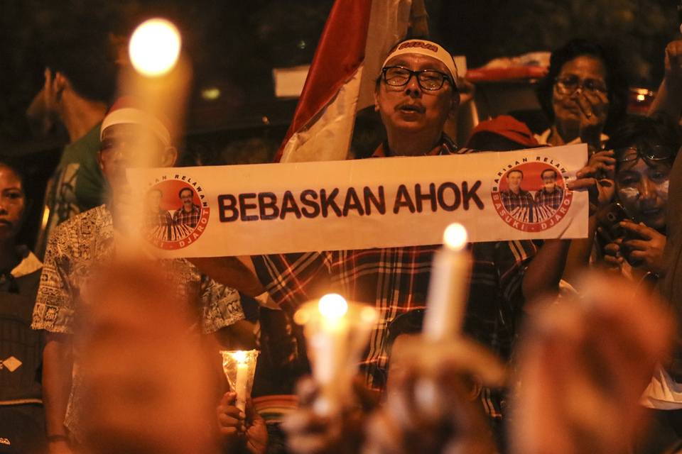 Supporters of Jakarta Governor Basuki Tjahaja Purnama hold a vigil outside Cipinang Prison, where the governor is held after he was found guilty of blasphemy against Islam by the court on Tuesday (09/05). (Antara Photo/Muhammad Adimaja)