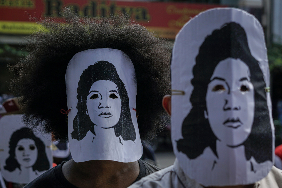 Members and sympathizers of the Women's Liberation Union (Siempre) wear 1,000 Marsinah masks in Malioboro, Yogyakarta, on May 8, 2017, to commemorate the 24th death anniversary of workers' union activist Marsinah, one of the many who were kidnapped and murdered under the Suharto dictatorship. (Antara Photo/Hendra Nurdiyansyah)
