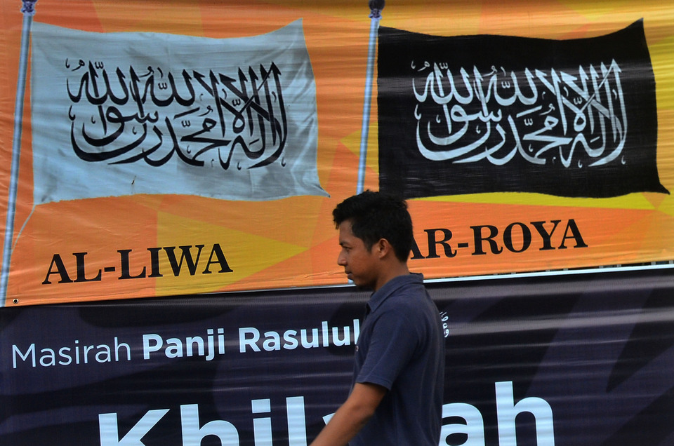 A man is seen passing the offices of Hizbut Tahrir Indonesia in Jakarta in this May 2017 file photo. (Antara Photo/Adeng Bustomi)