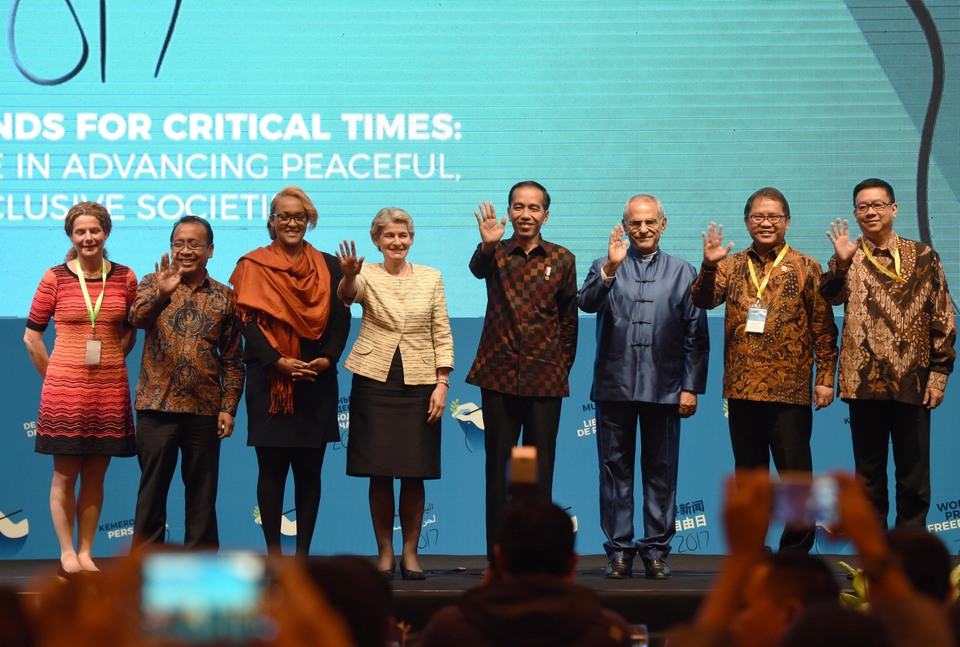 President Joko 'Jokowi' Widodo said Wednesday evening (03/05) at a Unesco awards ceremony  in Jakarta that the media should uphold their duty to prevent viral hoaxes and hate speech from circulating on social media and online news outlets. (Antara Photo/Akbar Nugroho Gumay)