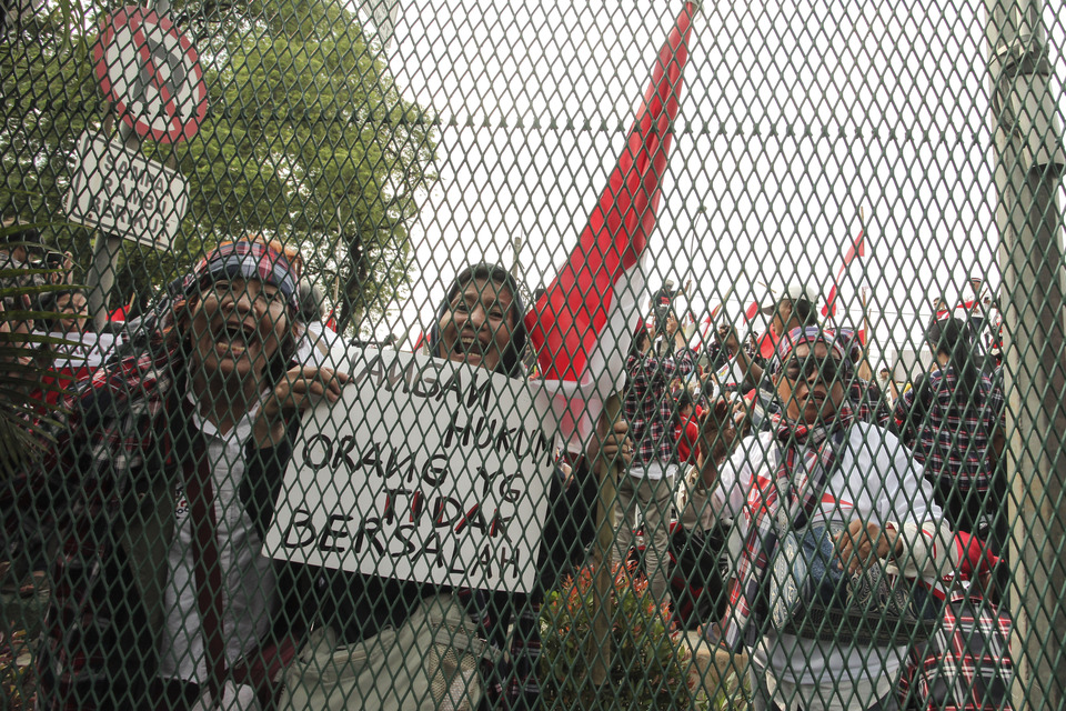 Ahok's supporters on the other side of the fence at Cipinang Prison in East Jakarta on Tuesday (09/05). (Antara Photo/Muhammad Adimaja)