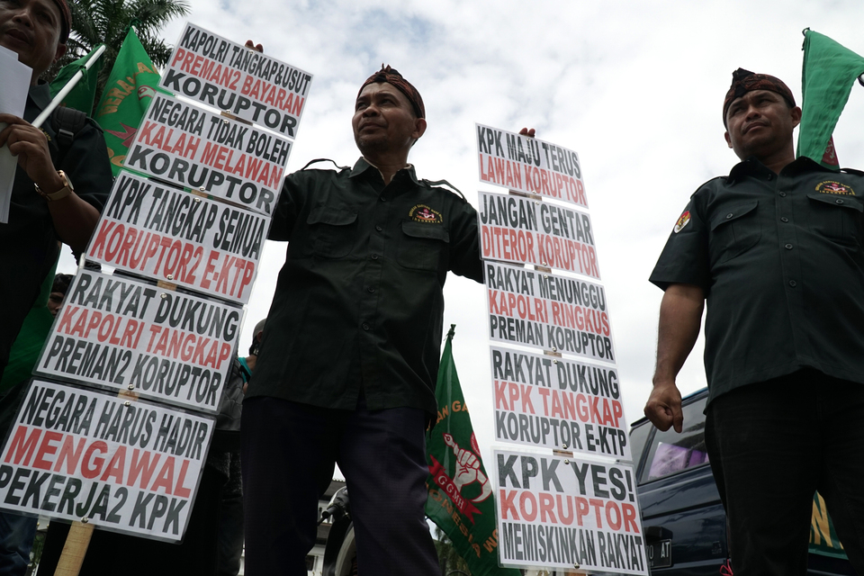 Protesters in Bandung, West Java, on Thursday (13/04) rallied in support of KPK senior investigator Novel Baswedan, who was severely injured in an acid attack last month. (Antara Photo/Agus Bebeng)