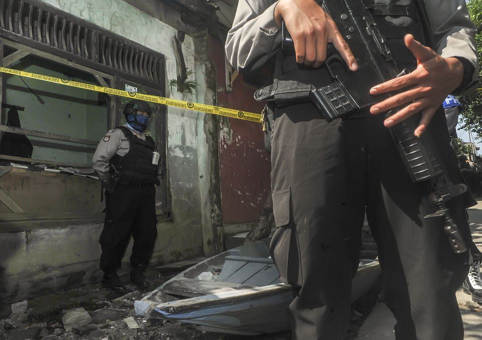 File photo: Members of counterterrorism squad Detachment 88 stand guard at the home of a terror suspect. (Antara Photo)