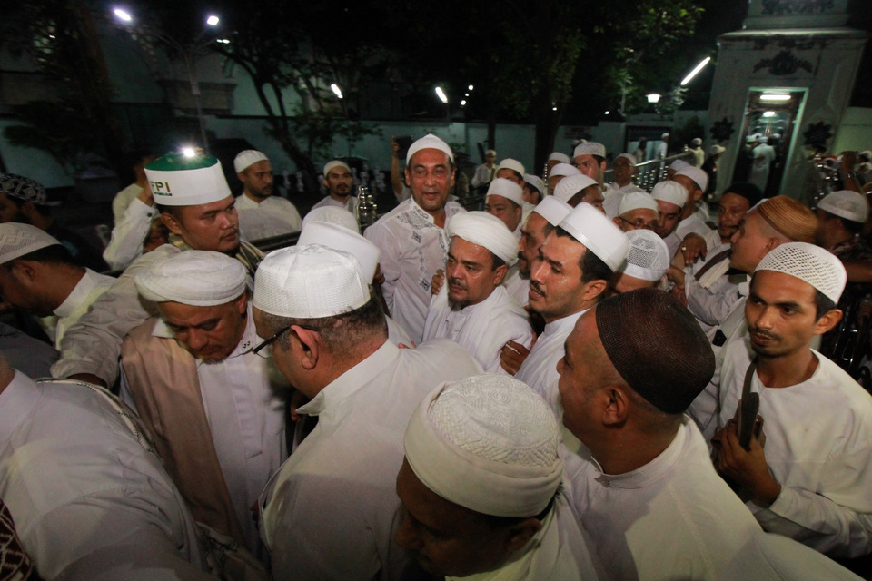Firebrand cleric Rizieq Shihab, center, at Sunan Ampel Mosque in Surabaya, East Java, on April 2017. (Antara Photo/Didik Suhartono)
