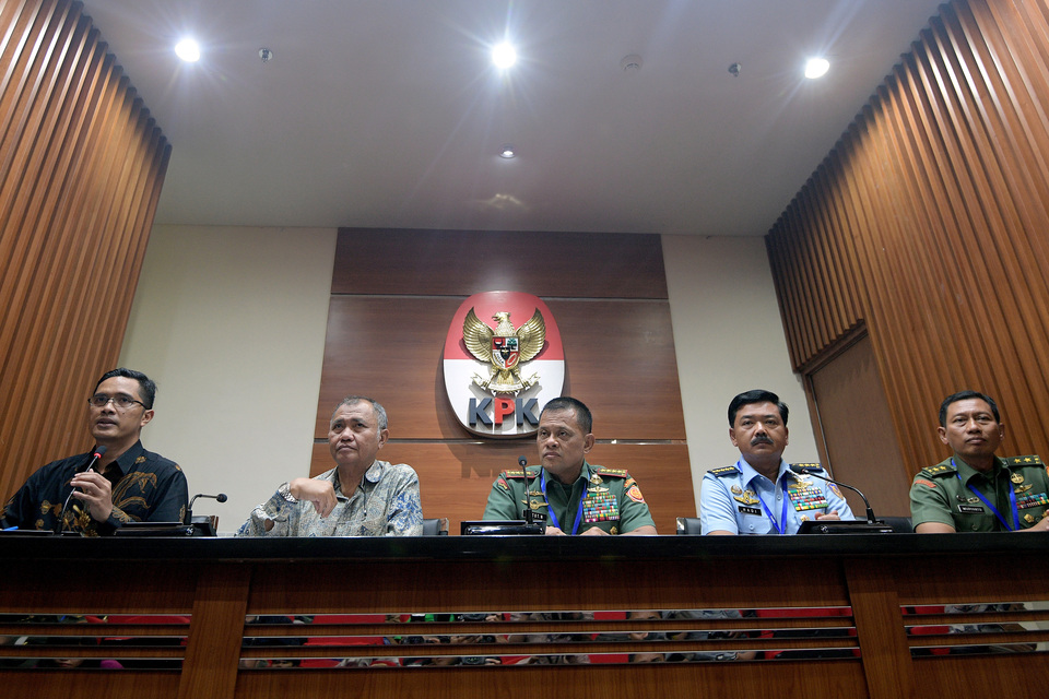 Military Chief Gen. Gatot Nurmantyo, center, and Corruption Eradication Commission (KPK) Chairman Agus Rahardjo, second from left, announced three suspects in a corruption investigation into the suspicious purchase of a new presidential helicopter in Jakarta on Friday (26/05). (Antara Photo/Sigid Kurniawan)
