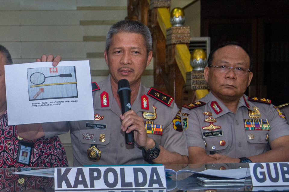 Central Java Police chief Insp. Gen. Condro Kirono and Police Academy Governor Insp. Gen. Anas Yusuf present evidence related to the ongoing investigation into the death of cadet Mohammad Adam in Semarang, Central Java, on Saturday (20/05). (Antara Photo/ Aji Styawan)