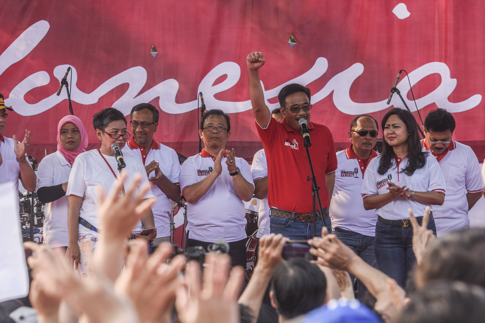 Former Jakarta governor Djarot Saiful Hidayat, in red shirt, has been nominated by the Indonesian Democratic Party of Struggle to run in the North Sumatra governor race in June. (Antara Photo/Hafidz Mubarak)