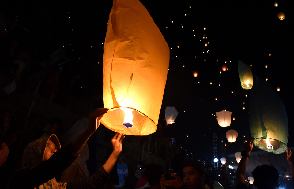 Padang, the capital of West Sumatra, will once again light up the sky during the annual Torch and Lantern Parade on Saturday (06/08). (Antara Photo/Aditya Pradana Putra)