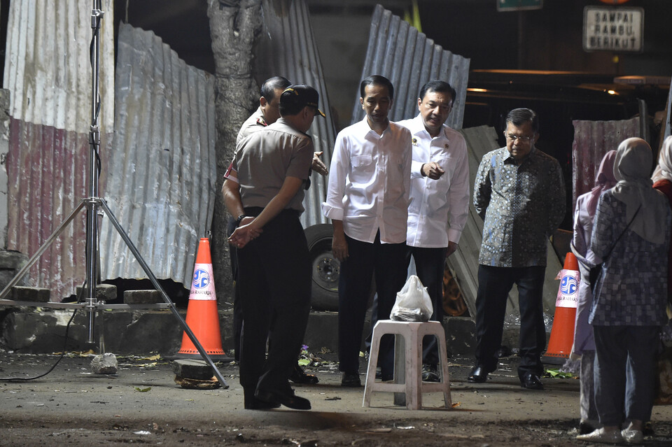 President Joko 'Jokowi' Widodo instructed Chief Security Minister Wiranto to finalize revisions to the 2003 Antiterrorism Law after visiting the scene of last week's terrorist attack at the Kampung Melayu bus terminal in East Jakarta. (Antara Photo/Puspa Perwitasari)
