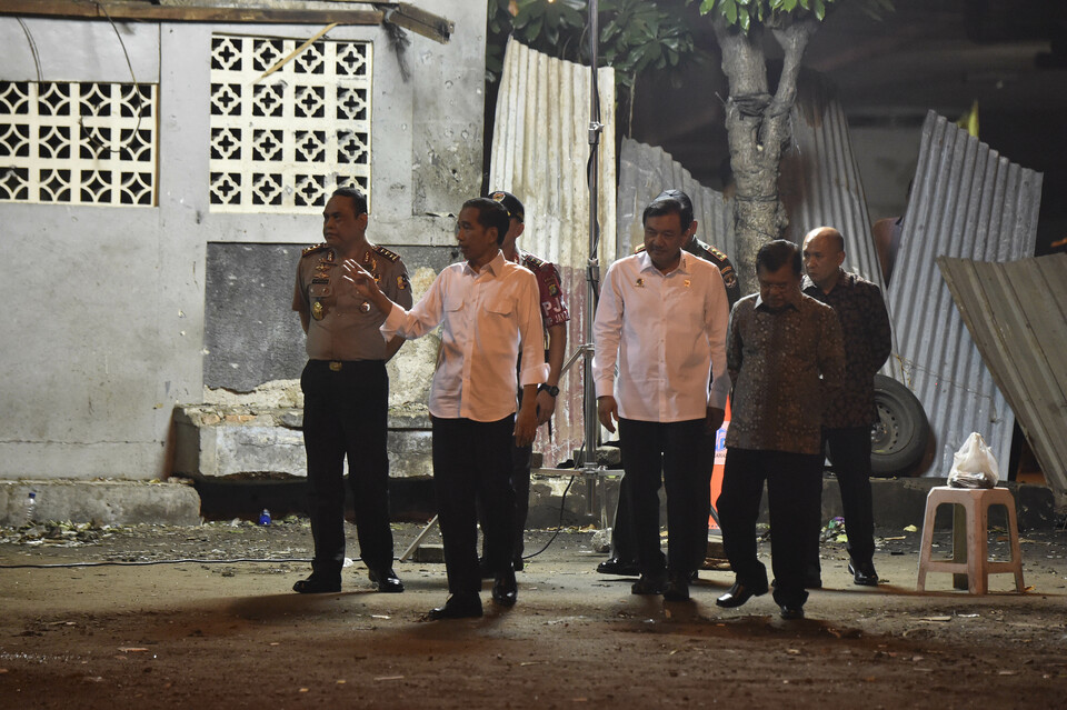 President Joko 'Jokowi' Widodo and Vice President Jusuf Kalla inspected the site of the recent suicide bombing in Kampung Melayu, East Jakarta, on Thursday (25/05). (Antara Photo/Puspa Perwitasari)