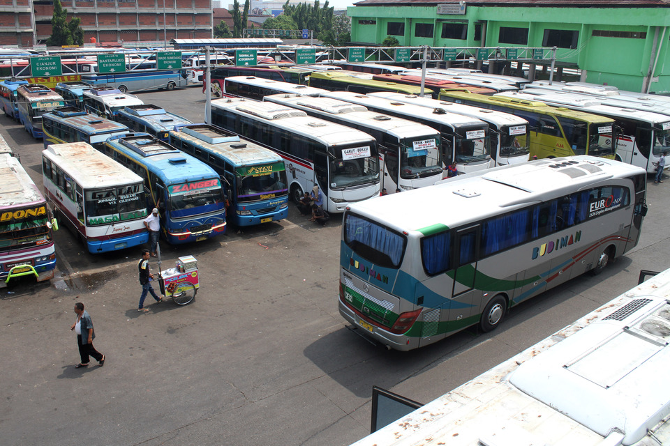 The Ministry of Transportation has introduced three online applications to make it easier for people to apply for permits, dispute and pay traffic fines and buy tickets for land-based public transportation. (Antara Photo/Risky Andrianto)
