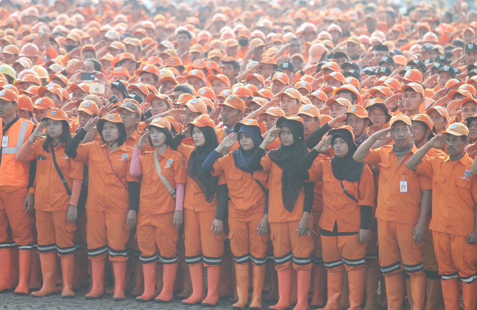 Jakarta's city workers, known as 'orange troops,' attend the 109th anniversary of the Indonesian National Awakening, led by Governor Djarot Saiful Hidayat at the Monas (the National Monument) in Central Jakarta on Saturday (20/05). (Antara Photo/Reno Esnir)
