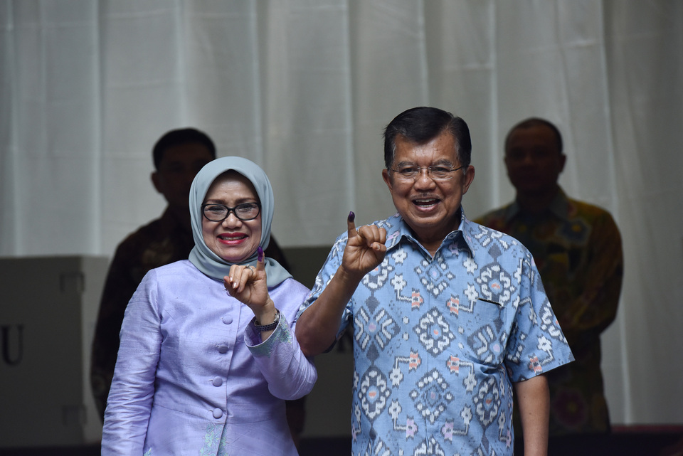 Vice President Jusuf Kalla and his wife Mufidah cast their votes during the Jakarta gubernatorial election on April 14. (Antara Photo/Wahyu Putro A)