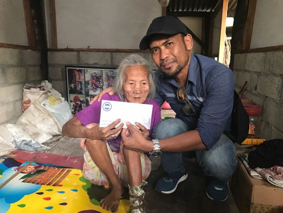 Budi Nur Ihsan, better known as Cak Budi, poses with an elderly woman in this file photo. (Photo courtesy of Kitabisa.com)