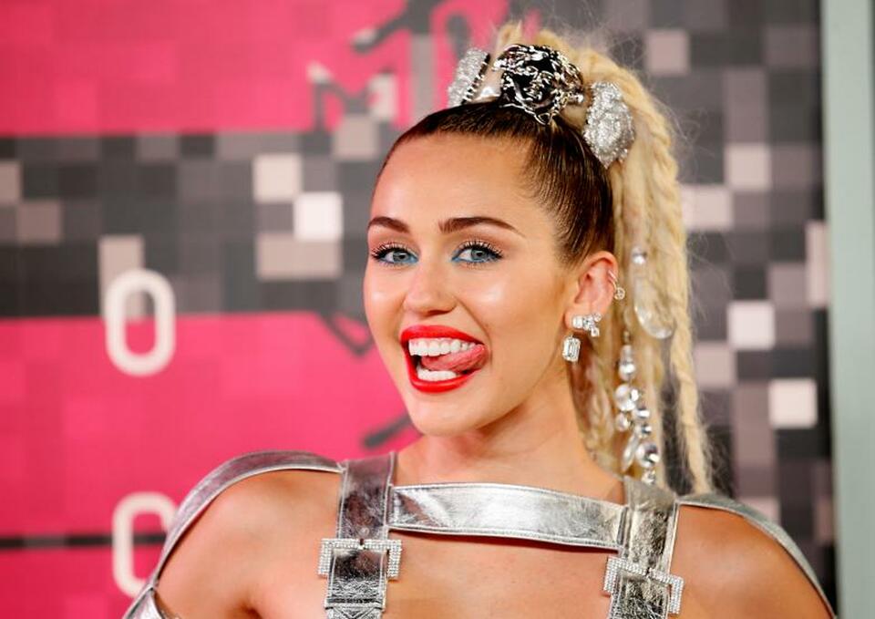 Singer and show host Miley Cyrus arrives at the 2015 MTV Video Music Awards in Los Angeles, California, August 30, 2015.  (Reuters Photo/Danny Moloshok/File Photo)