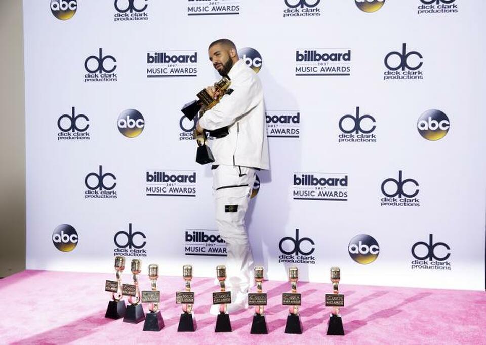 evada, U.S., 21/05/2017 Drake with his many awards. (Reuters Photo/Steve Marcus)