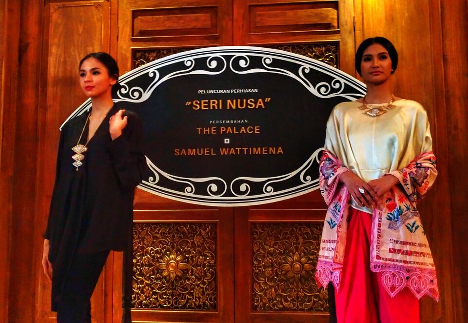 Models present designs from the 'Seri Nusa' jewelry collection at Plataran Menteng in Central Jakarta on Tuesday (16/05). (JG Photo/Sylviana Hamdani)