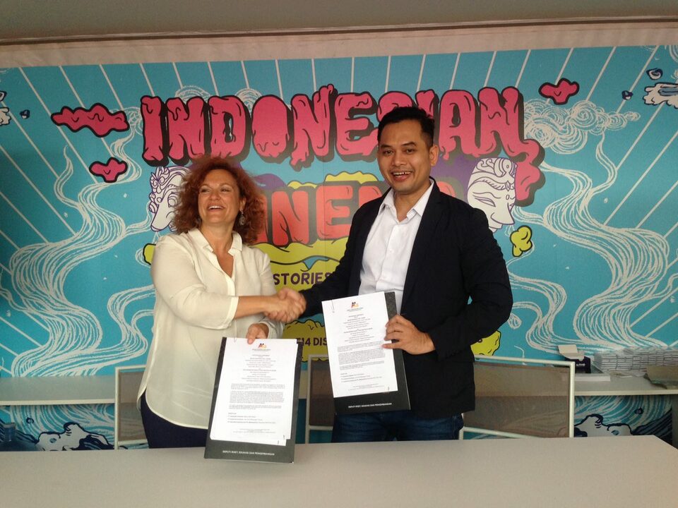 Savina Neirotti from Torino Film Lab and Abdur Rohim Berawi from Bekraf sign a cooperation agreement at the Cannes Festival (22/05). (JG Photo/Lisa Siregar)