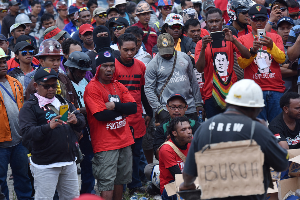 An estimated 5,000 workers at the Grasberg copper mine operated by Freeport Indonesia will extend their strike for a fourth month, a union official said on Friday (21/07). (Antara Photo/Wahyu Putro A.)