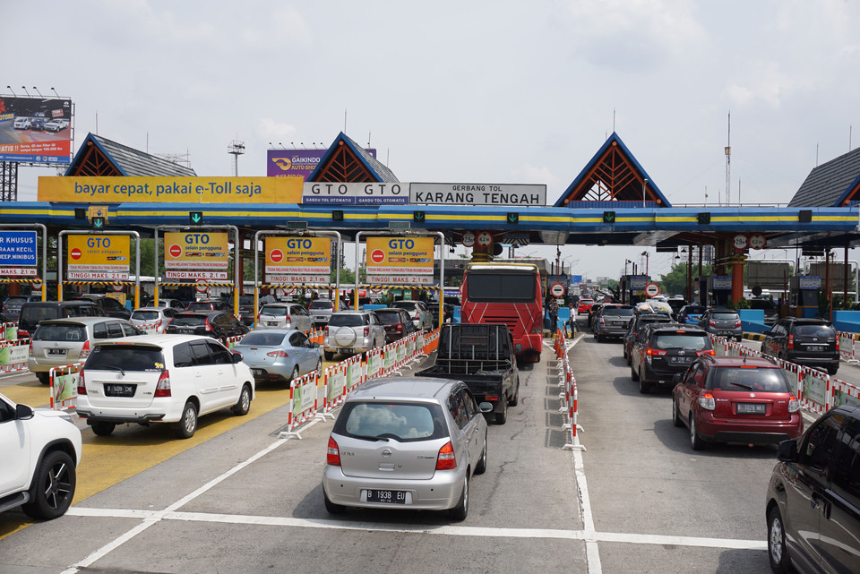 Recent government efforts to boost infrastructure development across the archipelago have resulted in fewer traffic jams during this year's Idul Fitri exodus, or mudik, and stable commodity prices during Ramadan, a business organizer said on Friday (30/06). (Antara Photo/Lucky R)