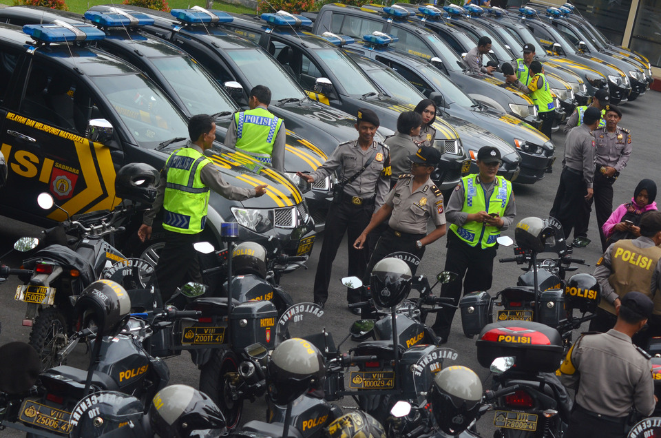 Jakarta Police have beefed up security in the nation's capital on Sunday (24/06) fearing a terrorist attack could spoil Idul Fitri celebrations in the city.  (Antara Photo/Adeng Bustomi)