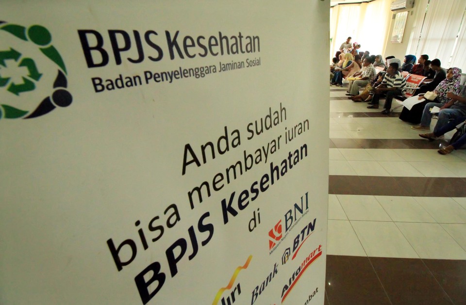 People wait to register for the BPJS Kesehatan national health insurance in Lhokseumawe, Aceh, in 2017. (Antara Photo/Rahmad)